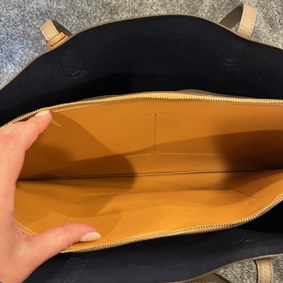 Tory Burch Perry triple compartment leather tote bag with pockets in Clamshell - Picture 9 of 10